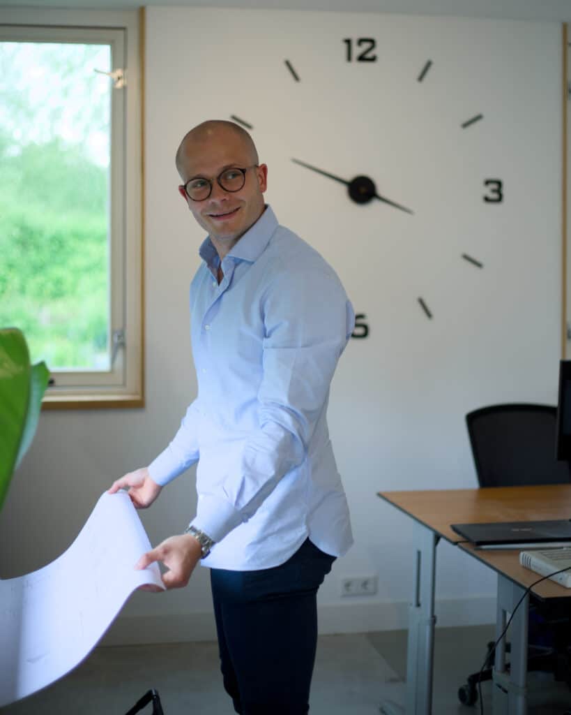 Adviseur bekijkt foto's ter voorbereiding op verbouwingstraject