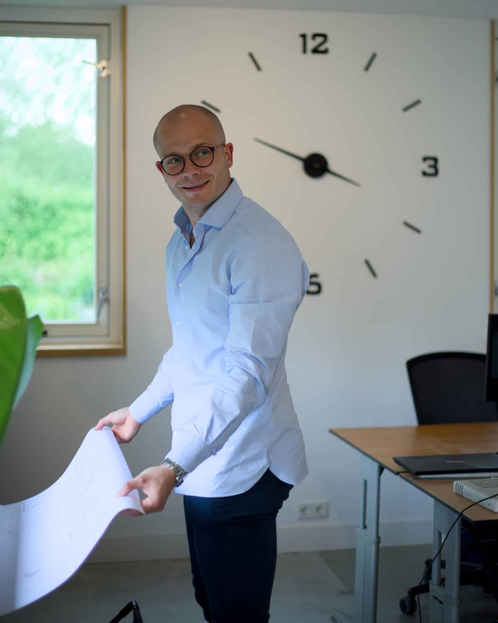 Adviseur bekijkt foto's ter voorbereiding op verbouwingstraject
